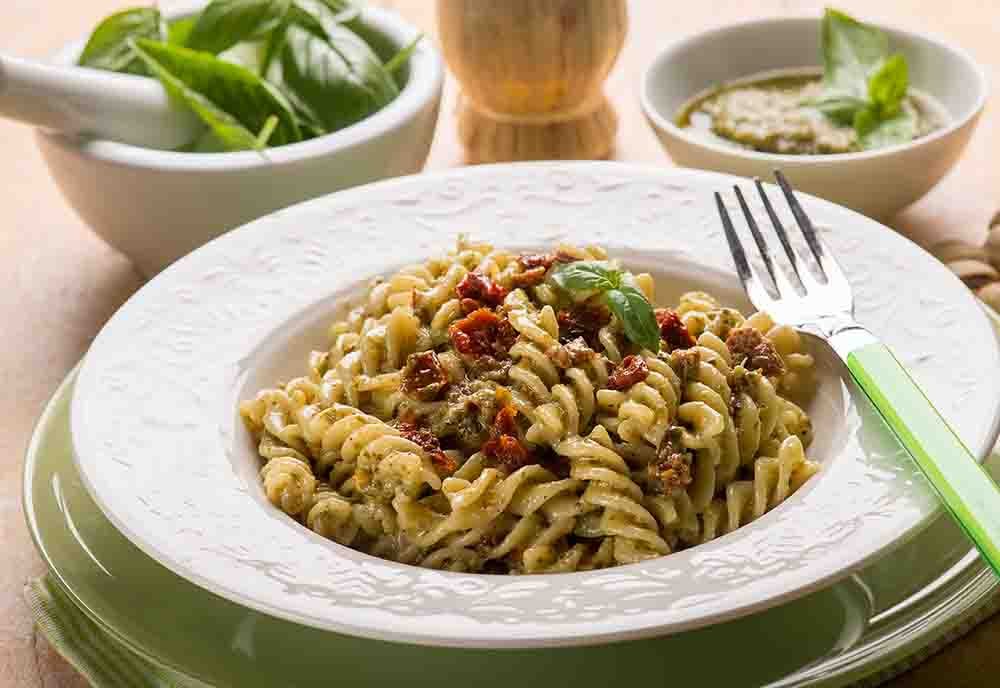 Przepis na makaron z suszonymi pomidorami i pesto pistacjowym